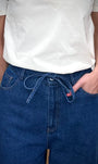 Détail ceinture en denim ton sur ton sur jean brut femme