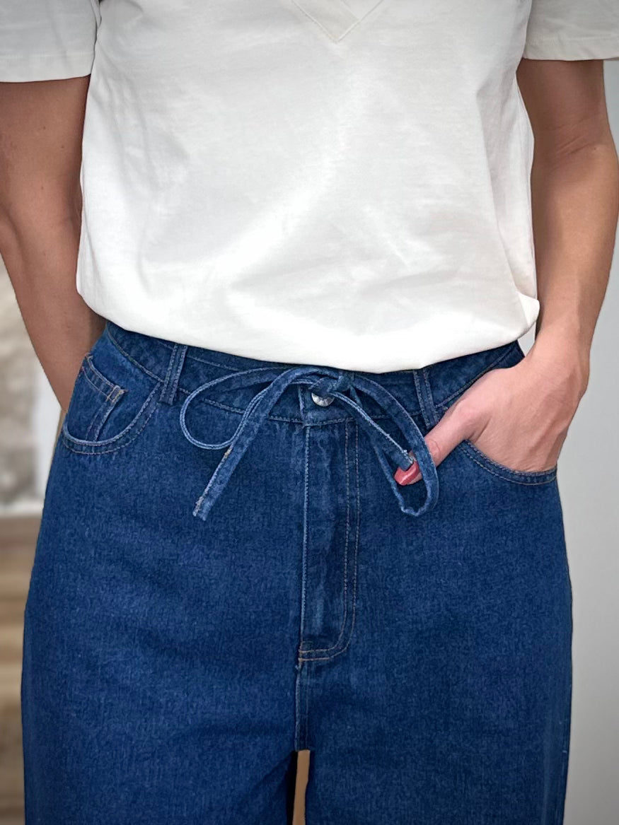 Détail ceinture en denim ton sur ton sur jean brut femme