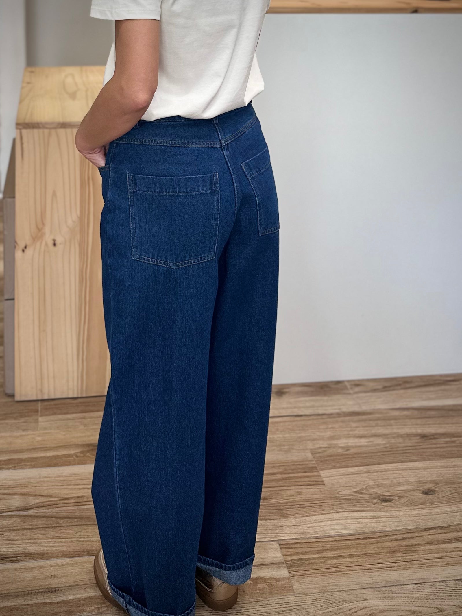 Dos d’un jean brut femme avec poches plaquées
