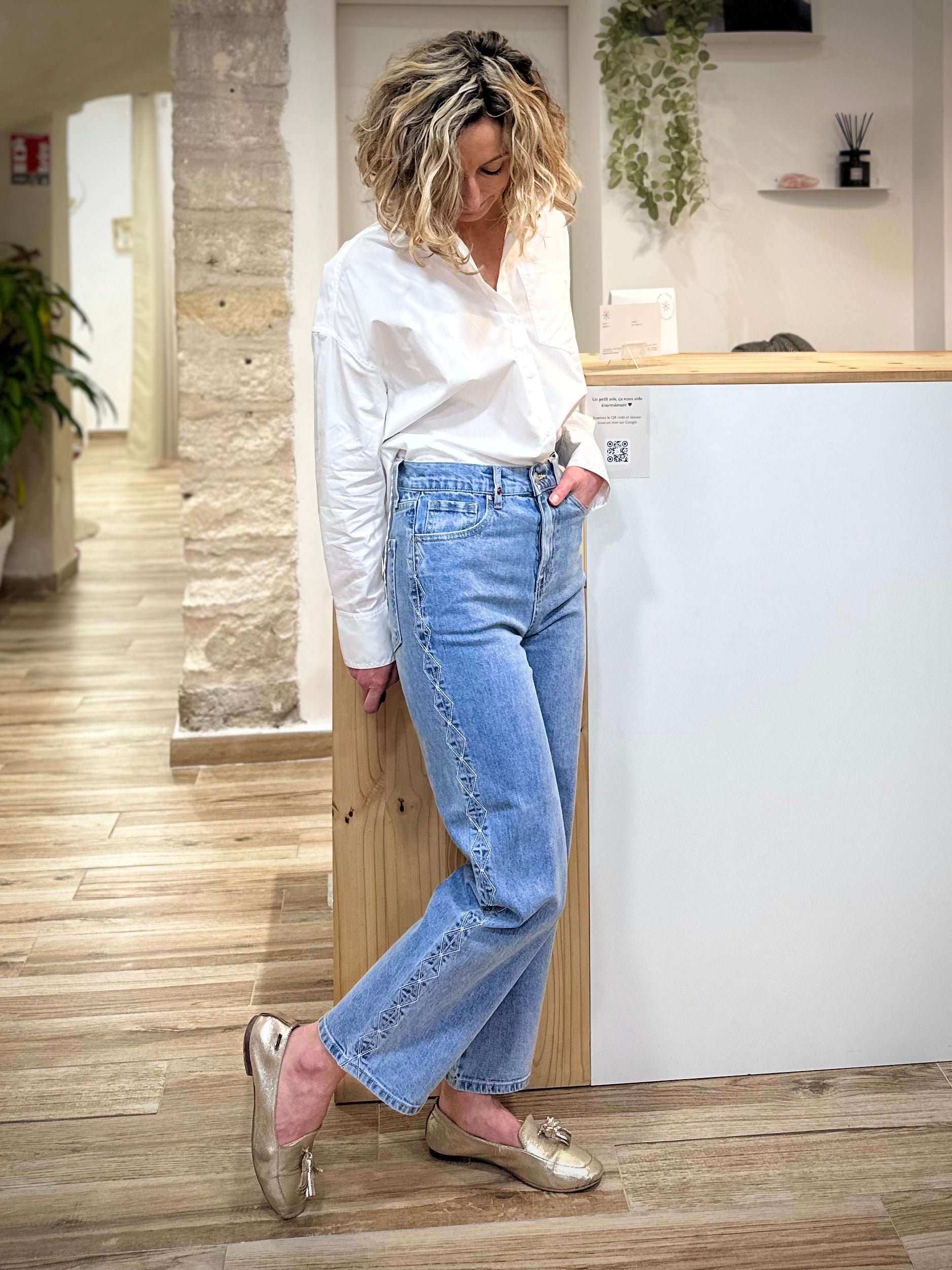 Jean droit taille haute silhouette allongée