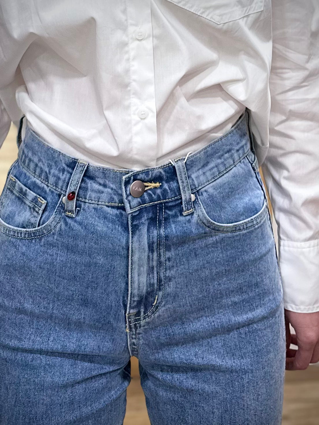 Détail cinq poches jean droit femme