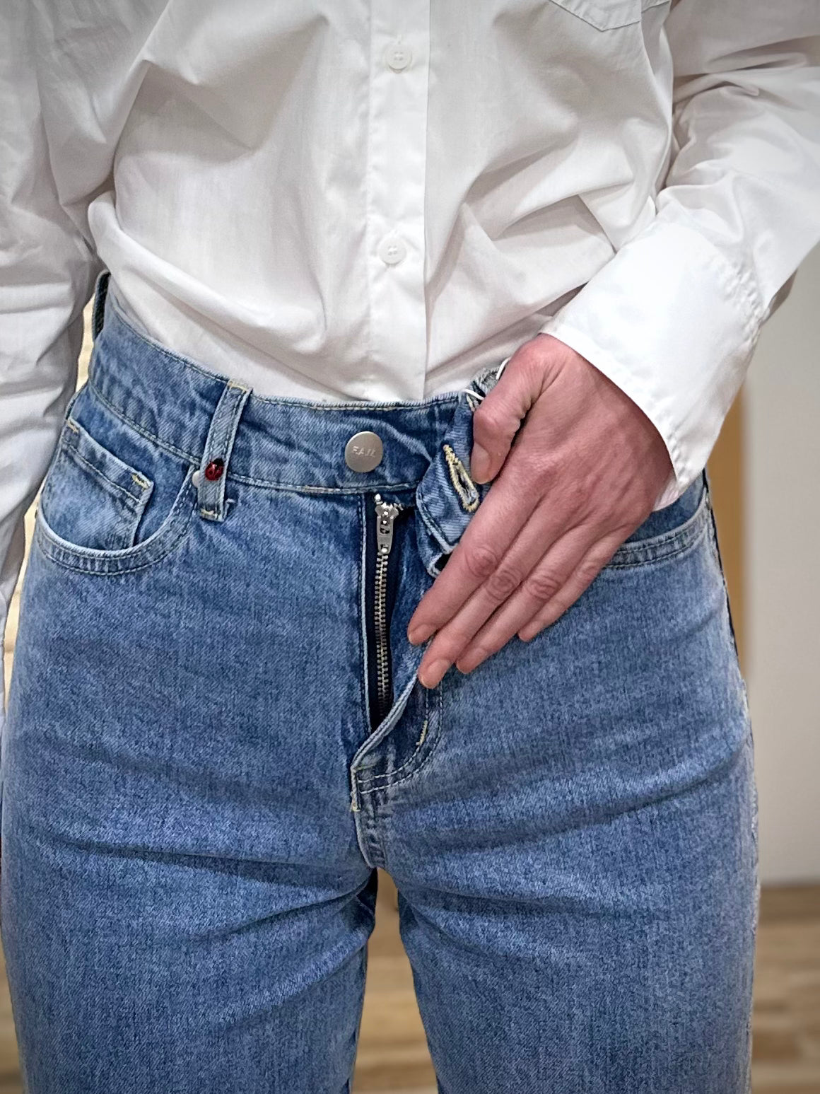 Détail fermeture zip jean Pola Embro Diamond