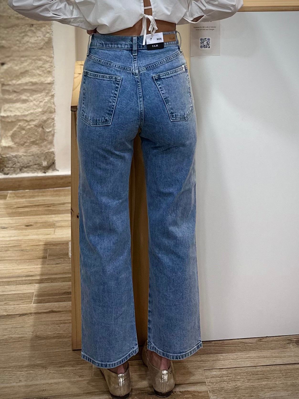 Jean femme bleu coupe droite moderne de dos