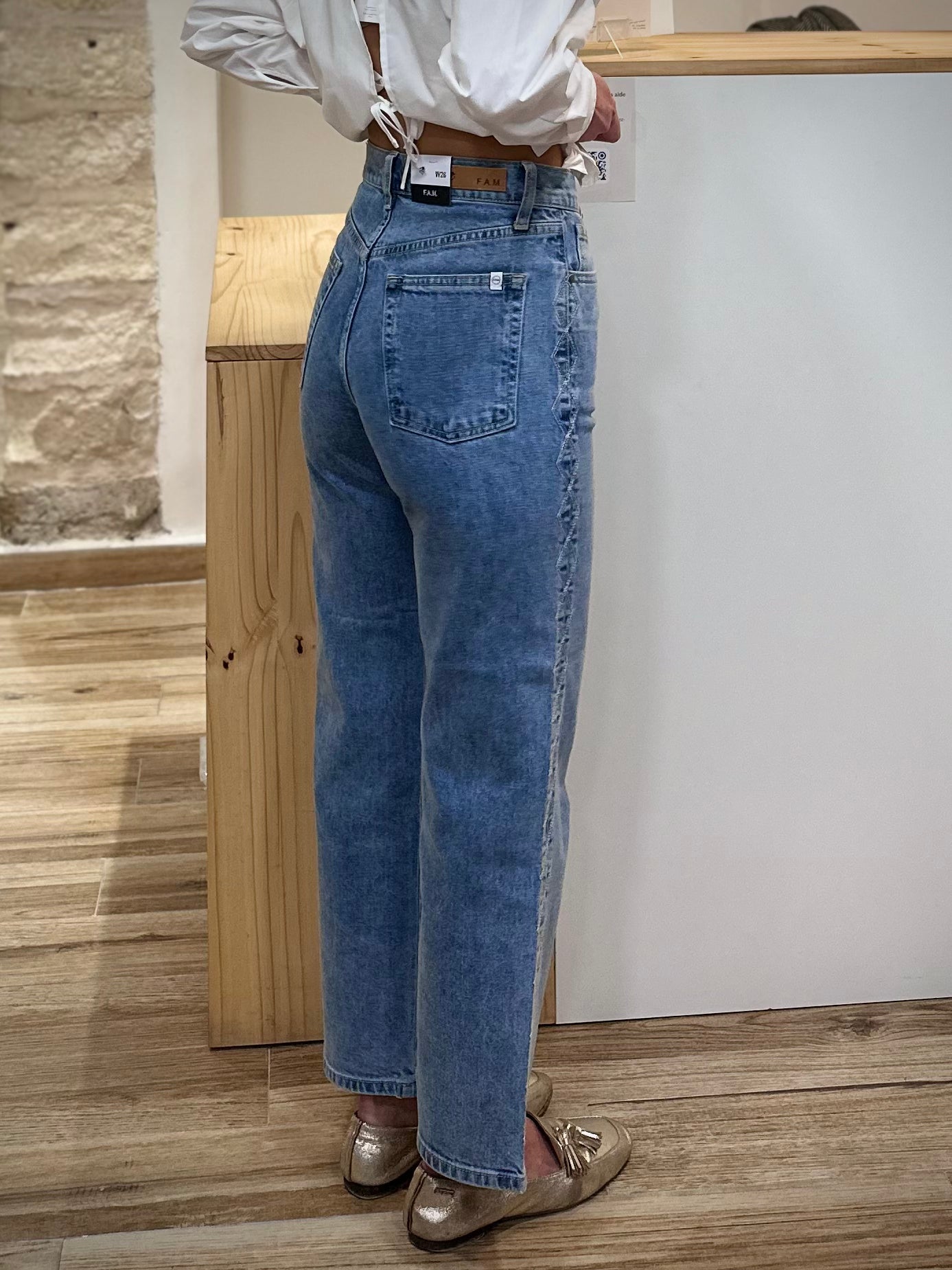 Jean taille haute femme vue de profil