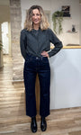 Femme portant un jean straight indigo taille haute