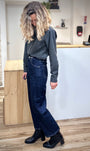 Silhouette féminine en jean straight indigo taille haute