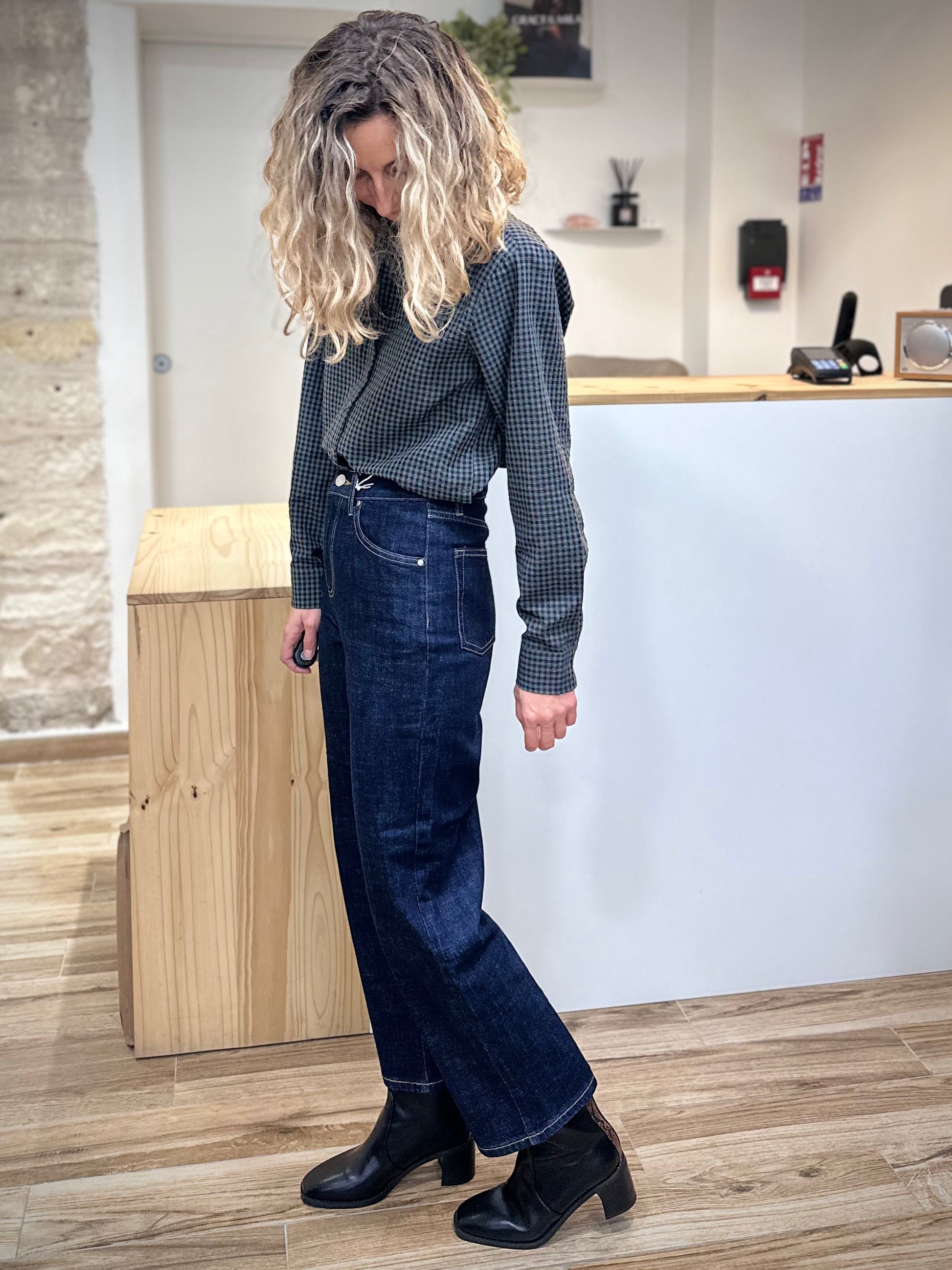 Silhouette féminine en jean straight indigo taille haute