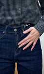 Détail fermeture zippée jean straight femme