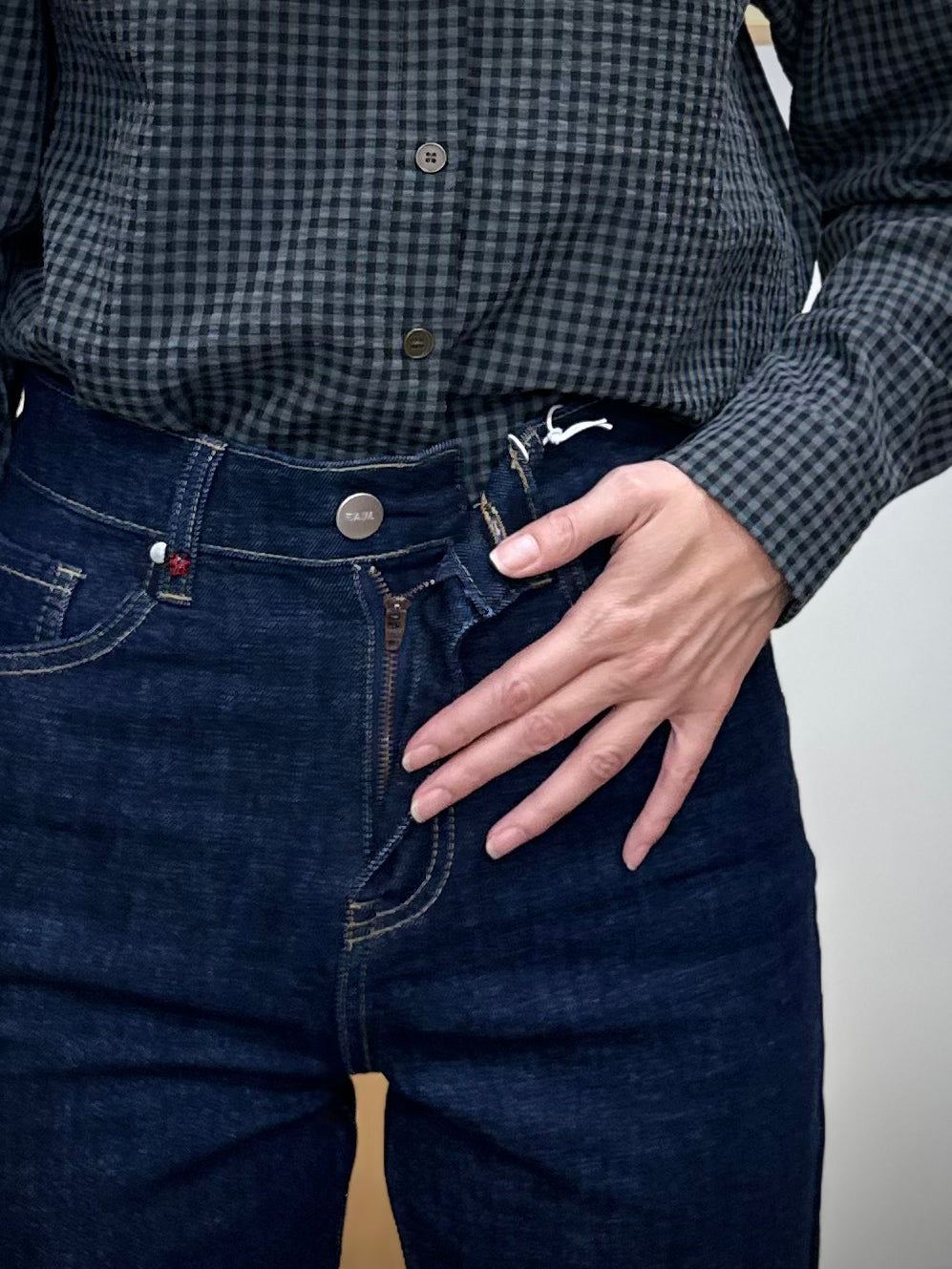 Détail fermeture zippée jean straight femme