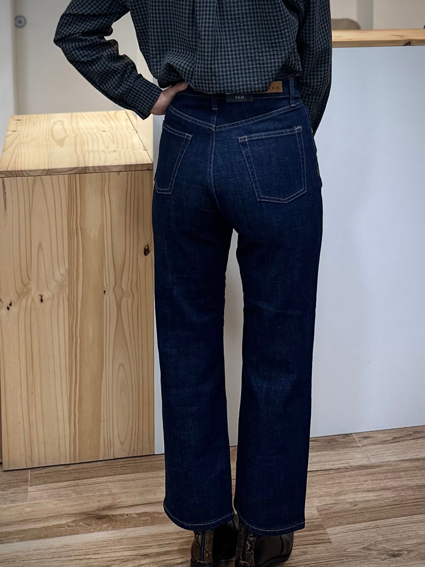 Vue de dos jean droit indigo taille haute