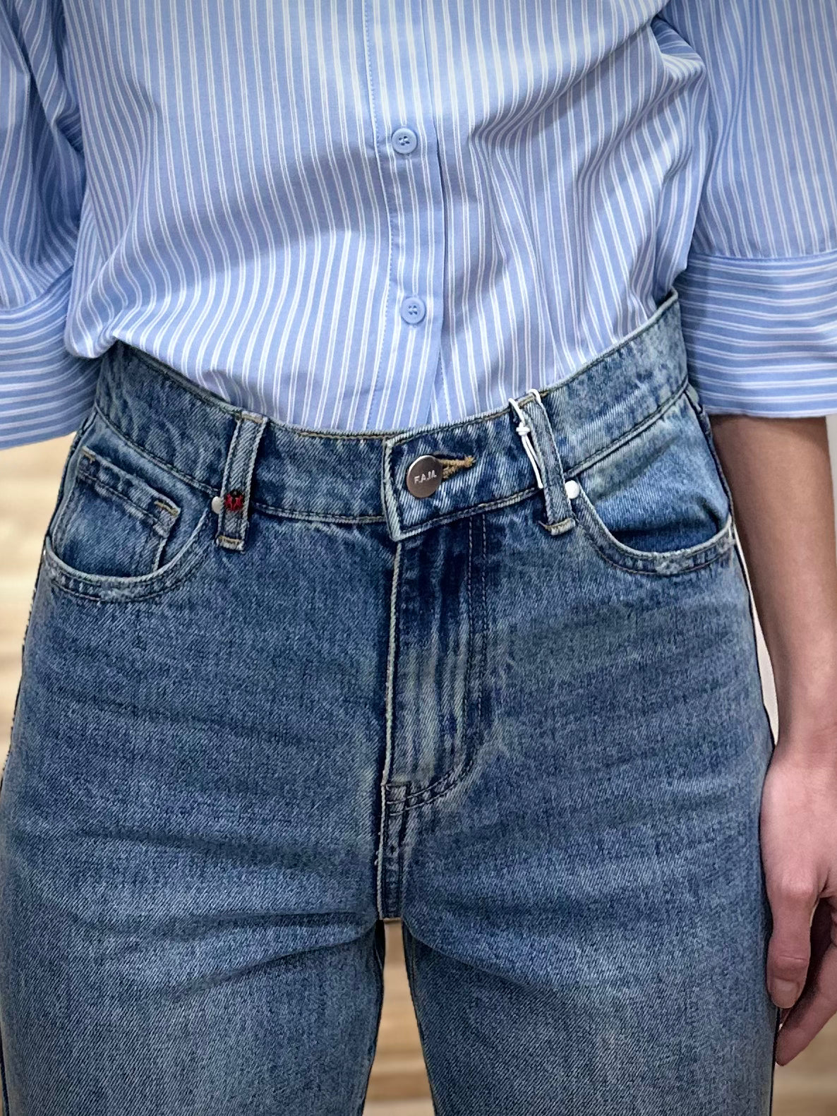 Détail effet usé poches jean femme