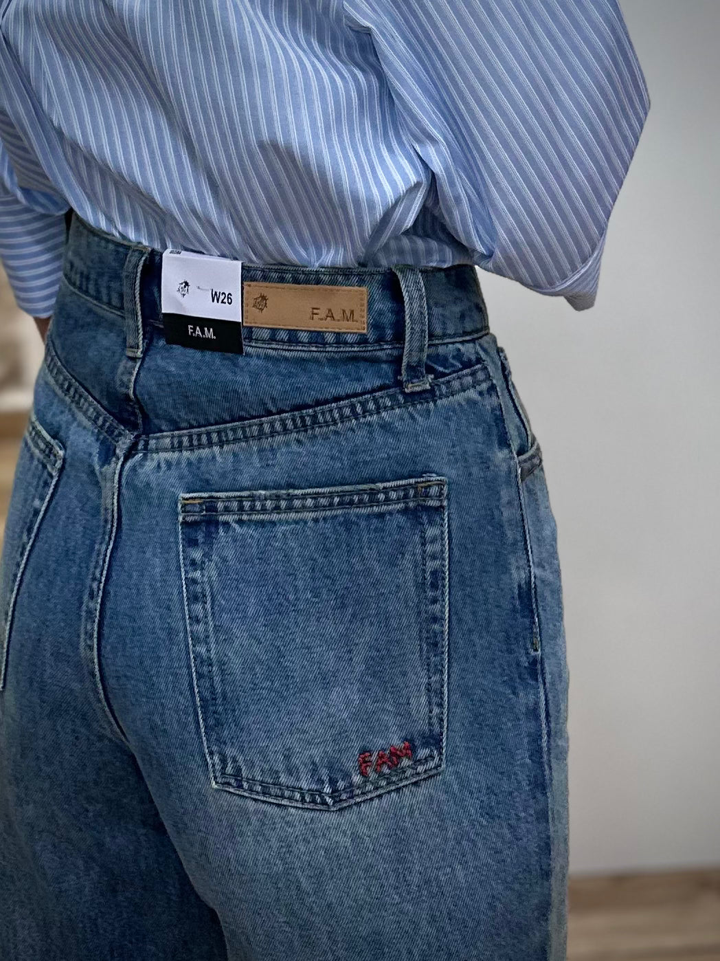 Détail logo brodé rouge poche arrière jean