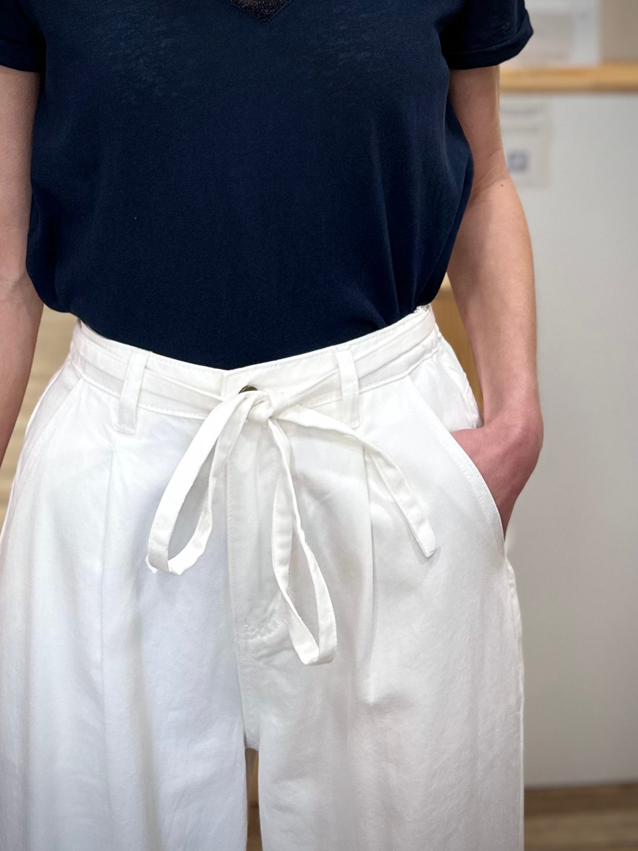 Détail bouton monogrammé jean femme