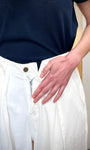 Detail fermeture zip jean pompon blanc