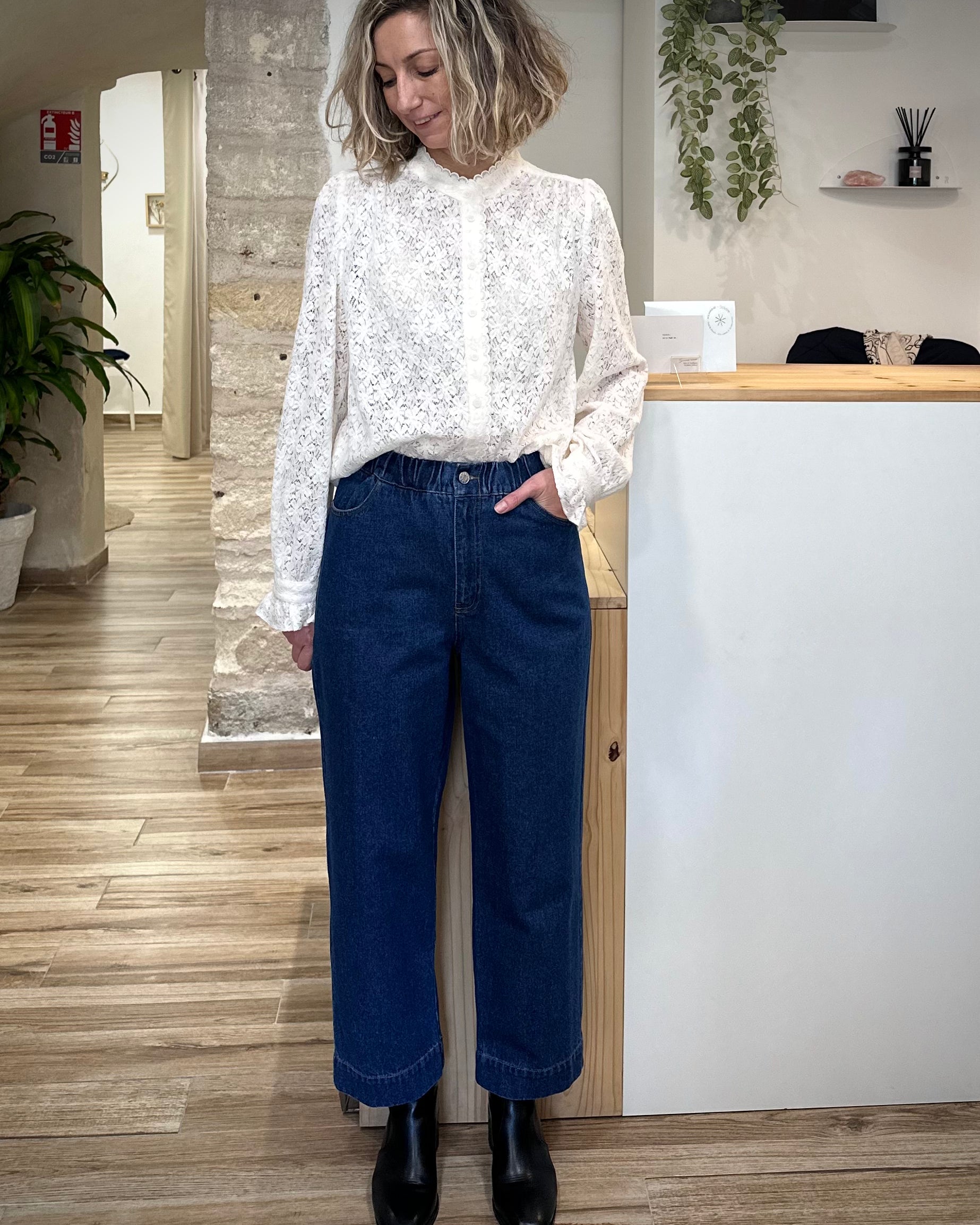 Femme portant un jean droit en denim stone blue