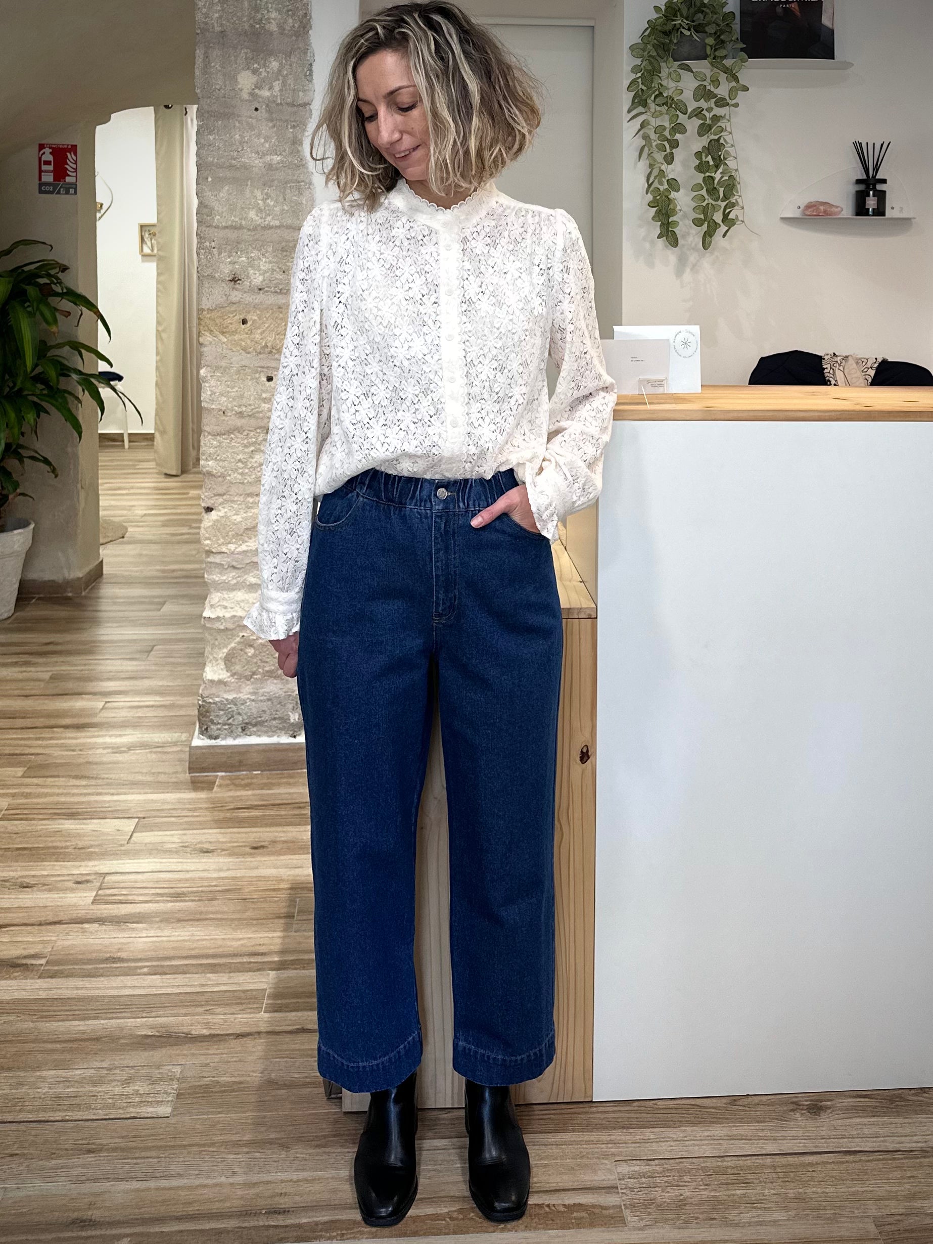 Femme portant un jean droit en denim stone blue