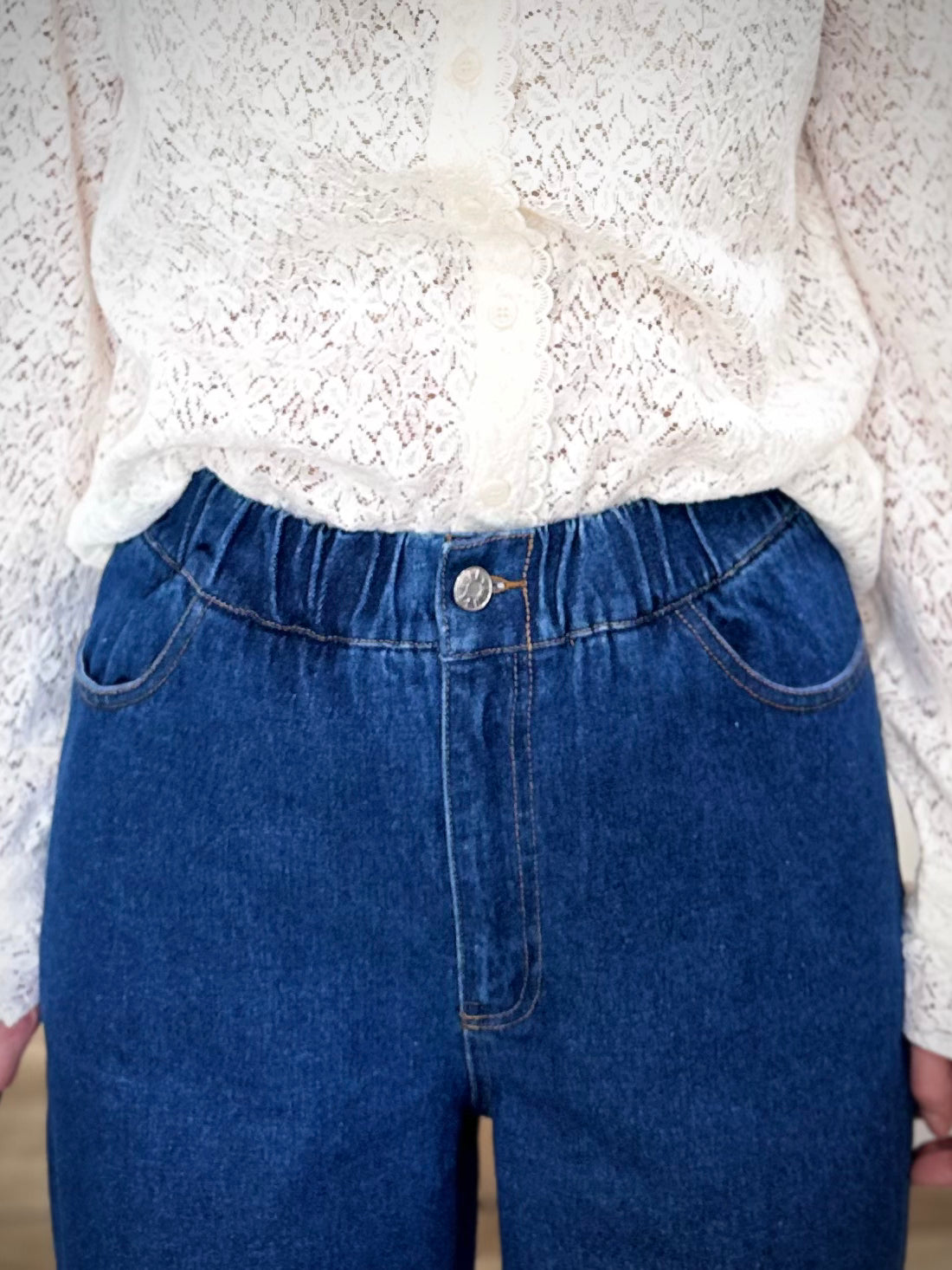 Zoom sur la taille élastiquée du jean