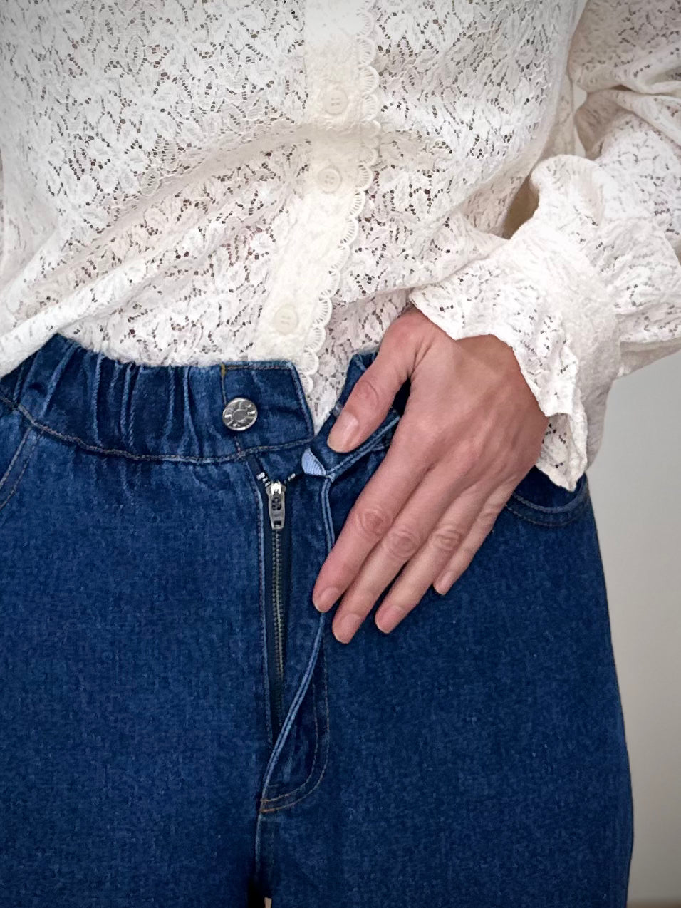 Détail du bouton métallique sur le jean