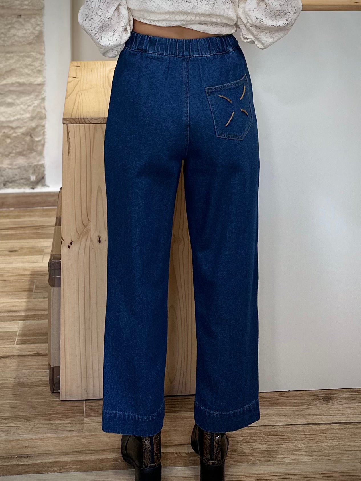 Vue de dos du jean Prima en denim bleu