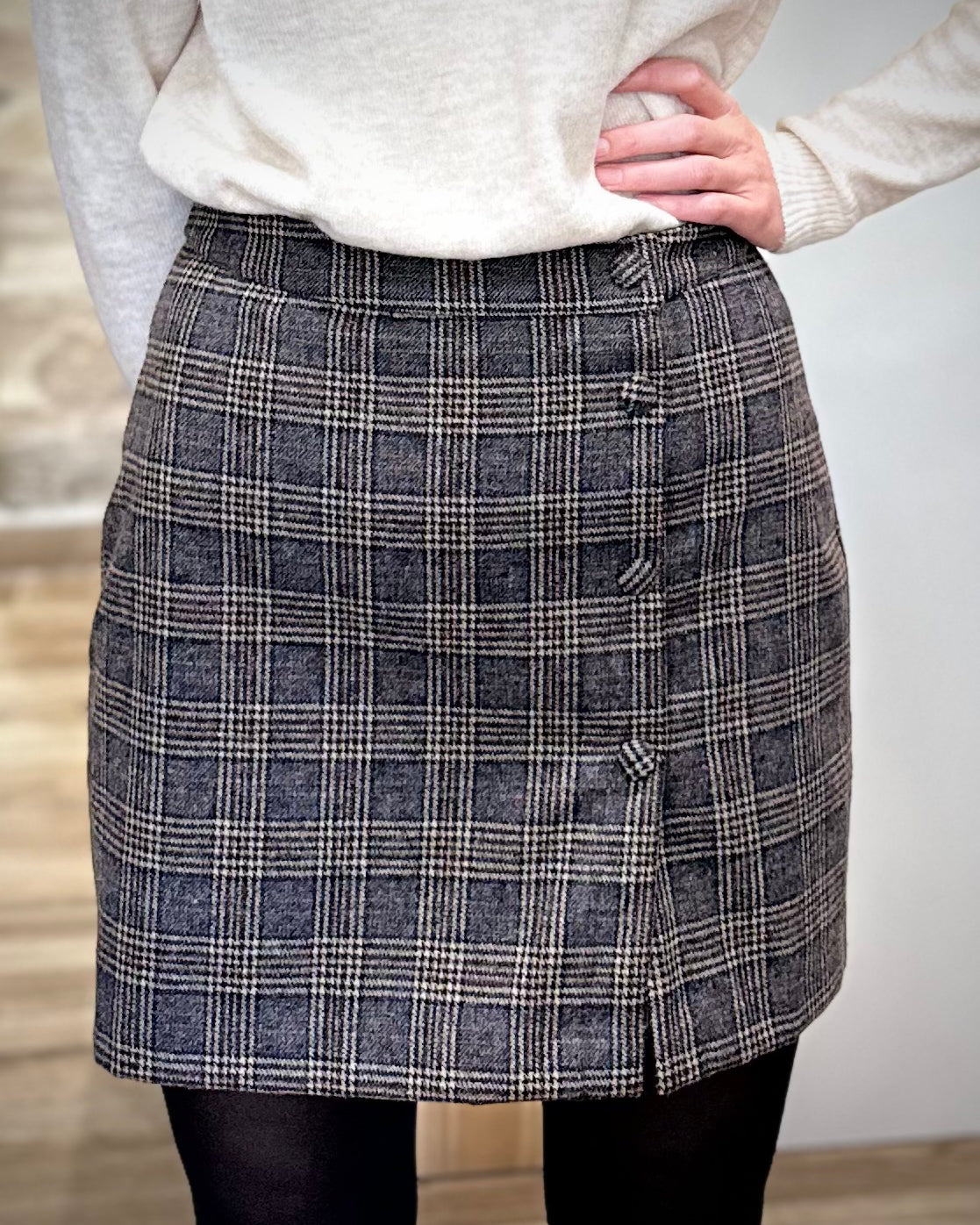 Jupe courte à carreaux boutonnée côté vue de face