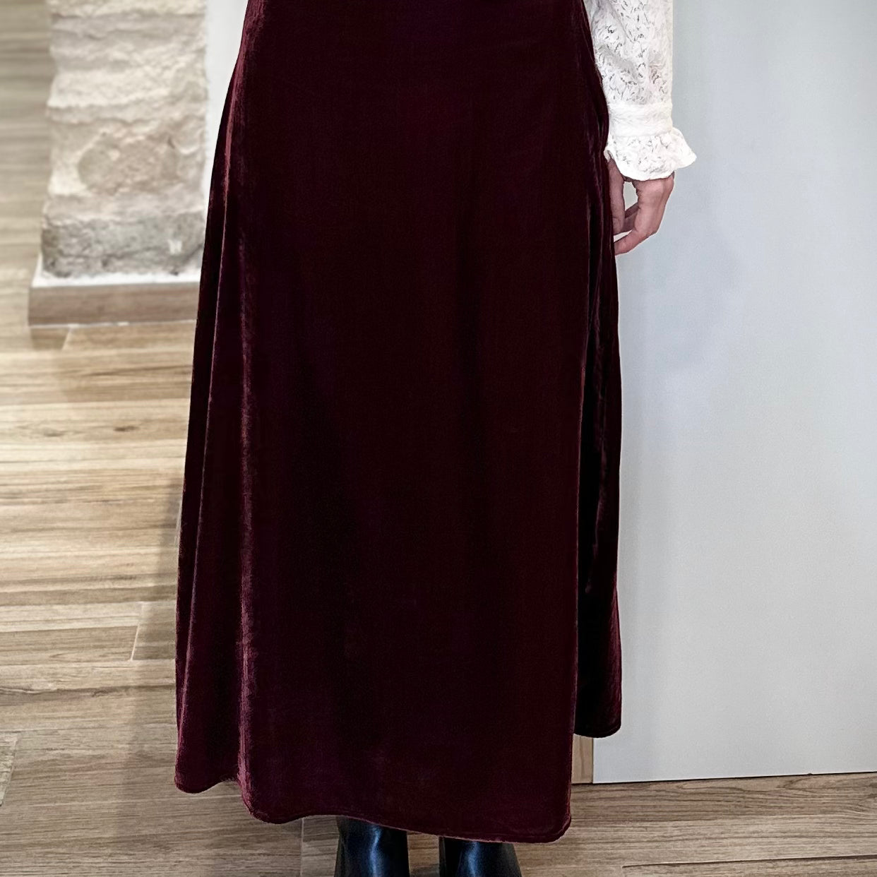 Vue de face d’une jupe midi fluide bordeaux