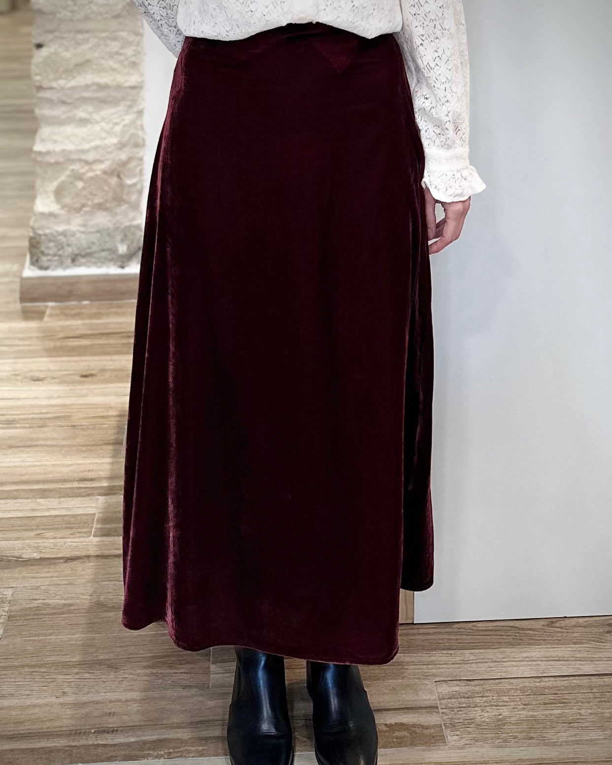 Vue de face d’une jupe midi fluide bordeaux