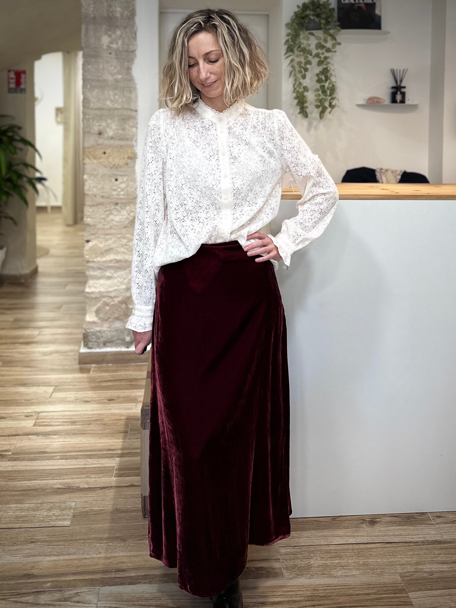 Look casual chic automne-hiver avec jupe en velours