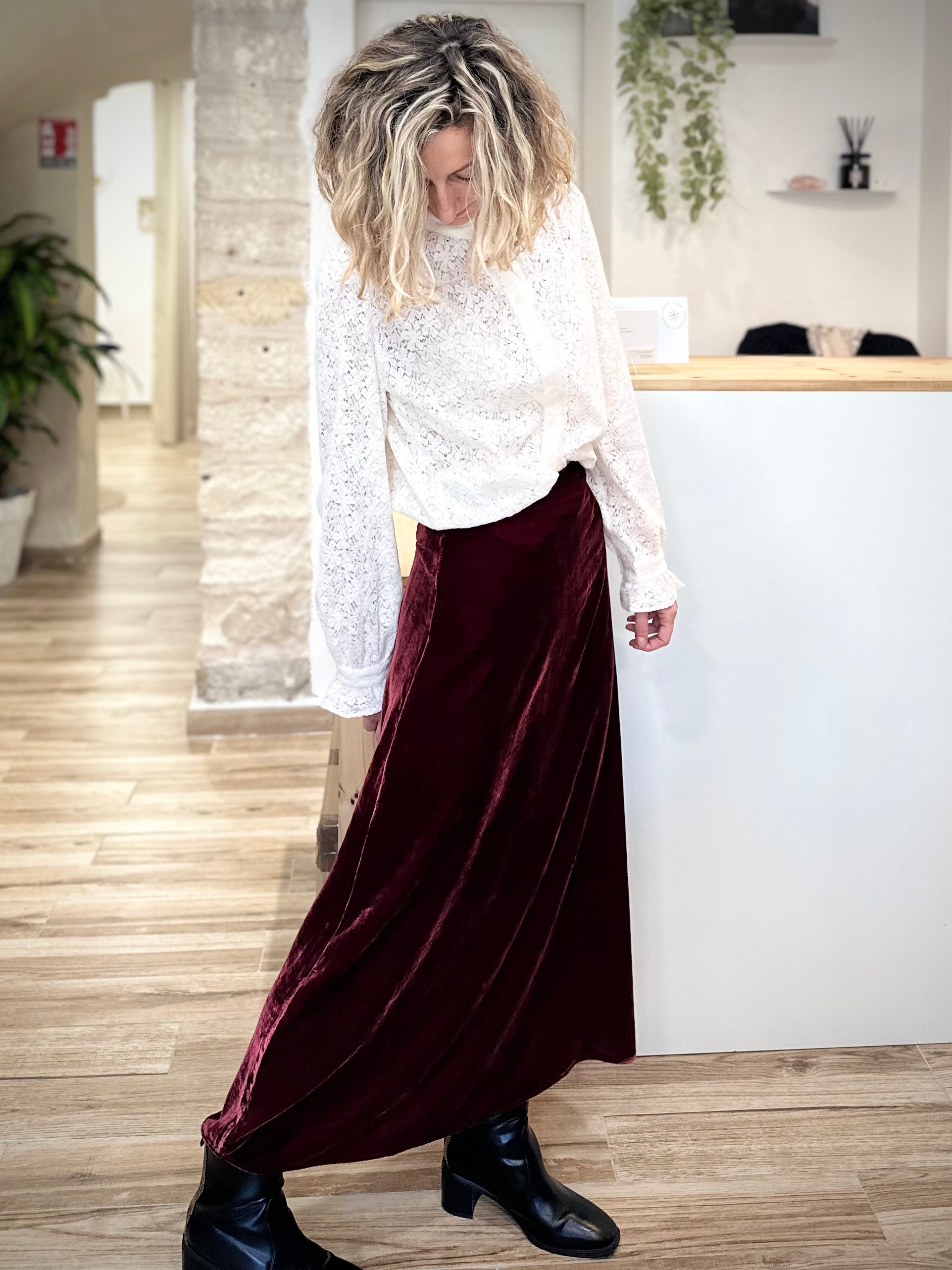 Tenue élégante casual chic avec jupe velours bordeaux