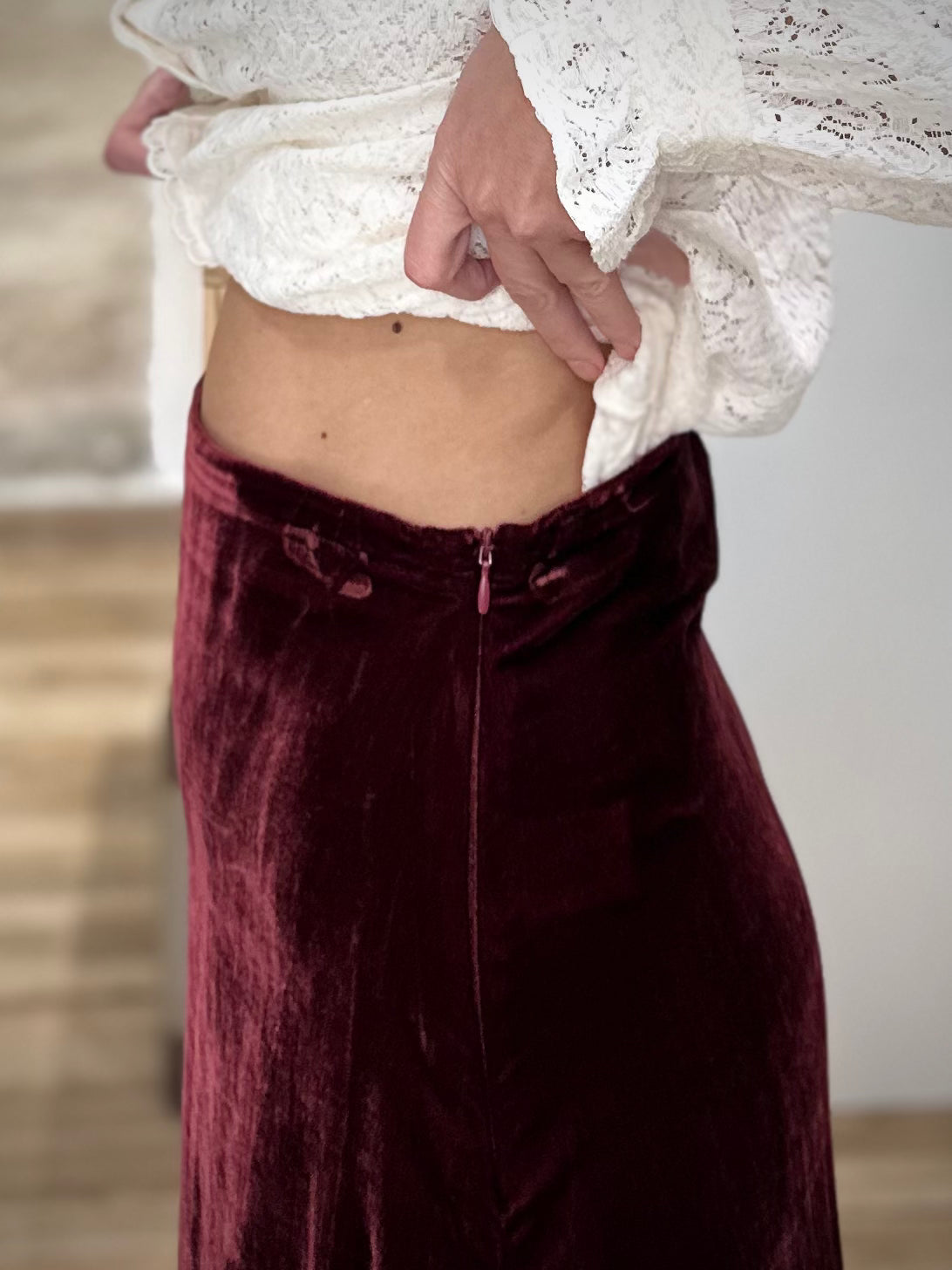 Gros plan sur la finition élégante du zip invisible