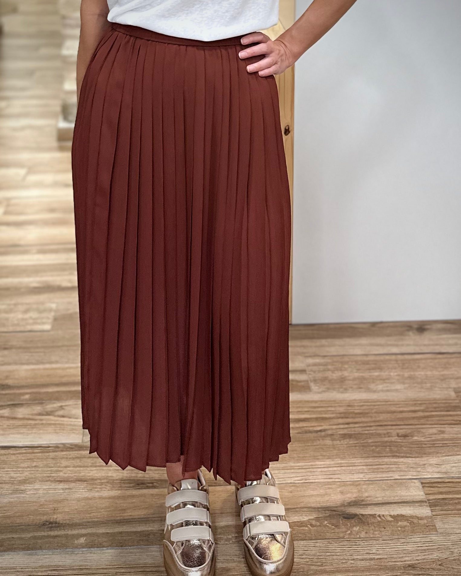 Jupe midi plissée chocolat féminine et intemporelle
