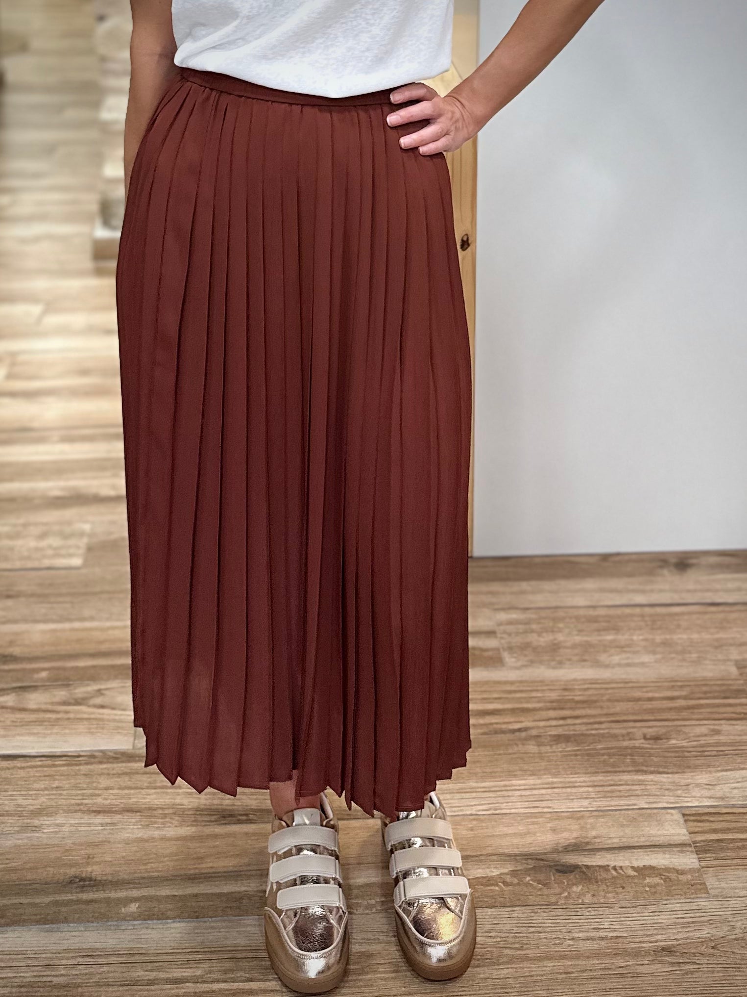 Jupe midi plissée chocolat féminine et intemporelle