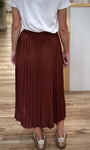 Silhouette féminine de dos avec jupe plissée fluide couleur chocolat