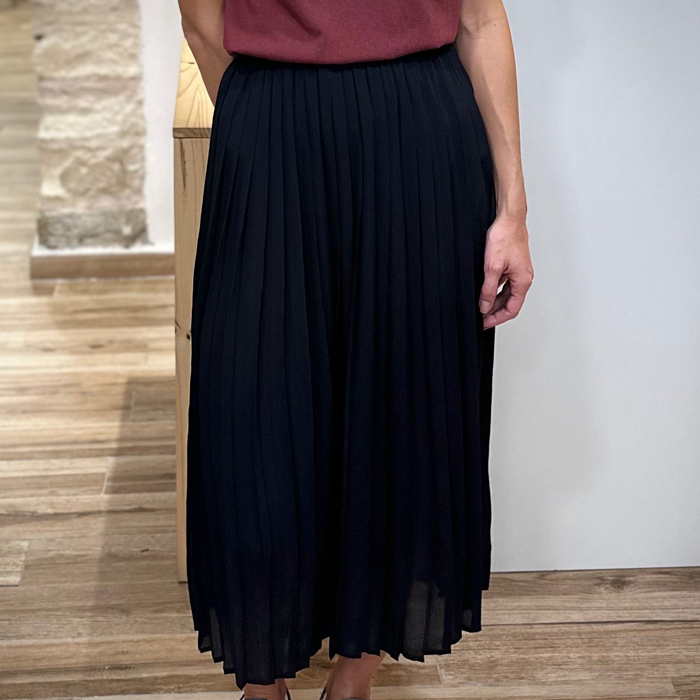 Jupe plissée noire coupe droite mi-haute pour femme