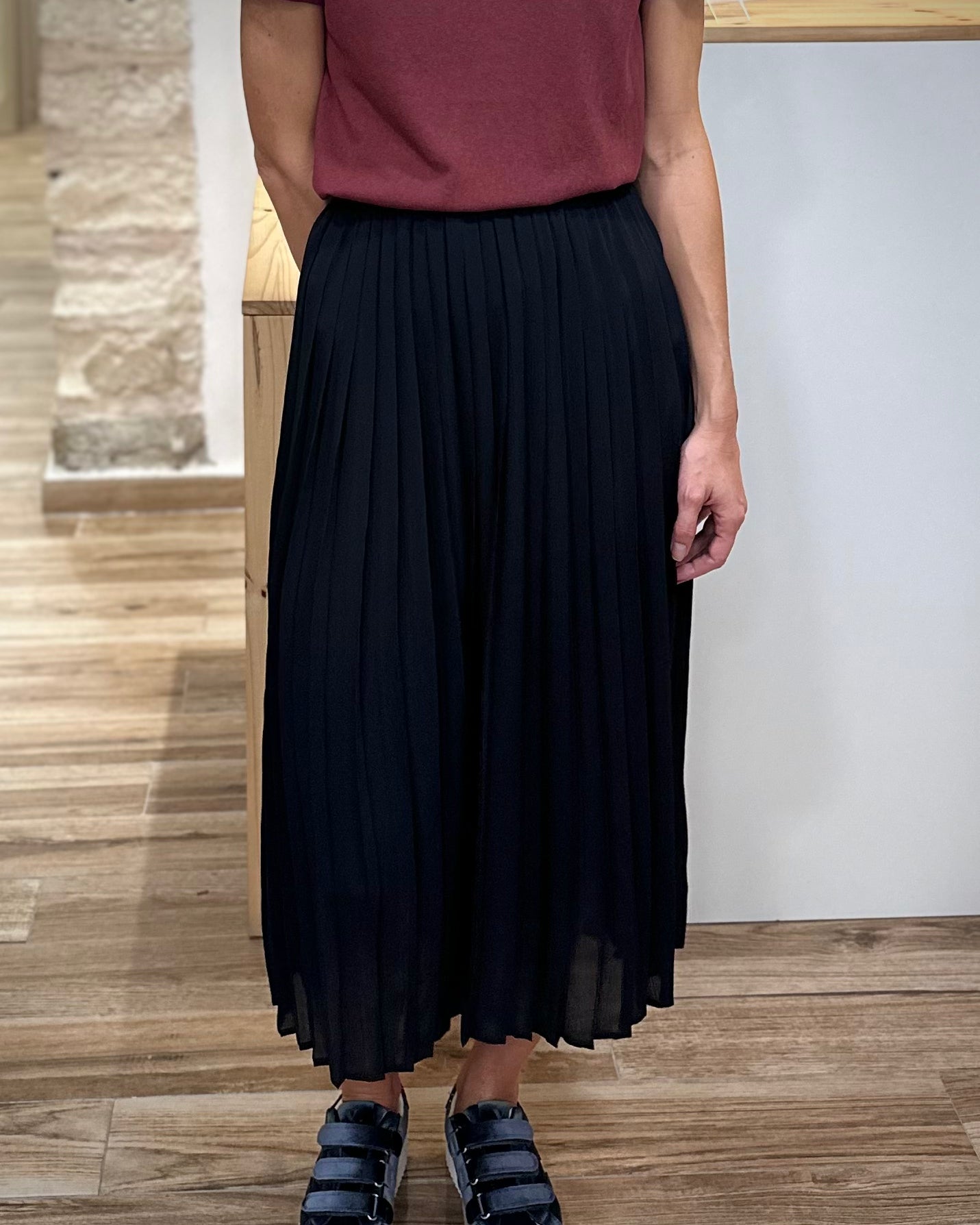 Jupe plissée noire coupe droite mi-haute pour femme