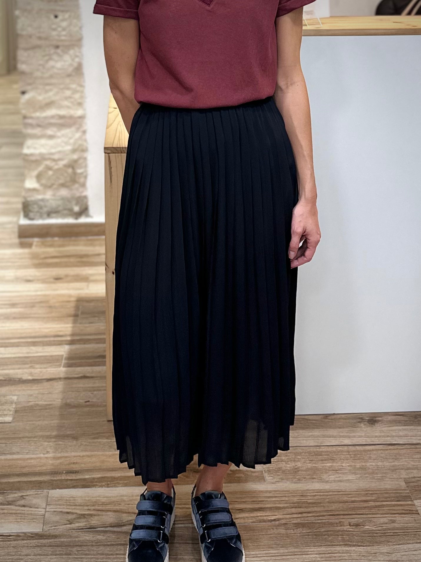Jupe plissée noire coupe droite mi-haute pour femme