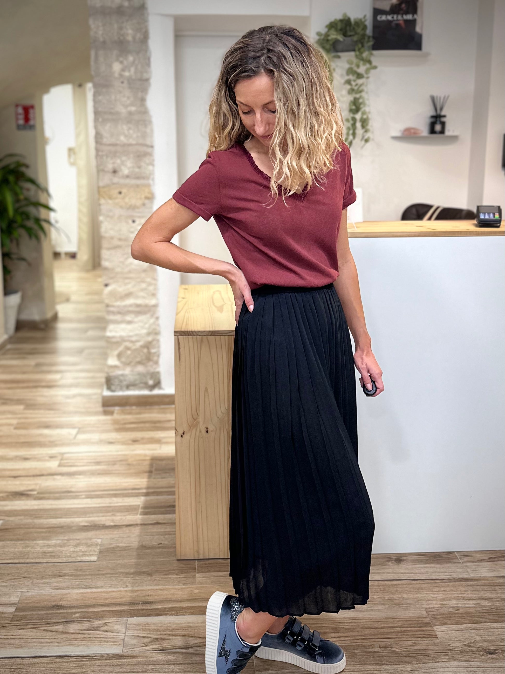 Jupe noire plissée féminine et intemporelle pour femme