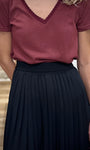 Détail taille élastiquée jupe midi noire femme