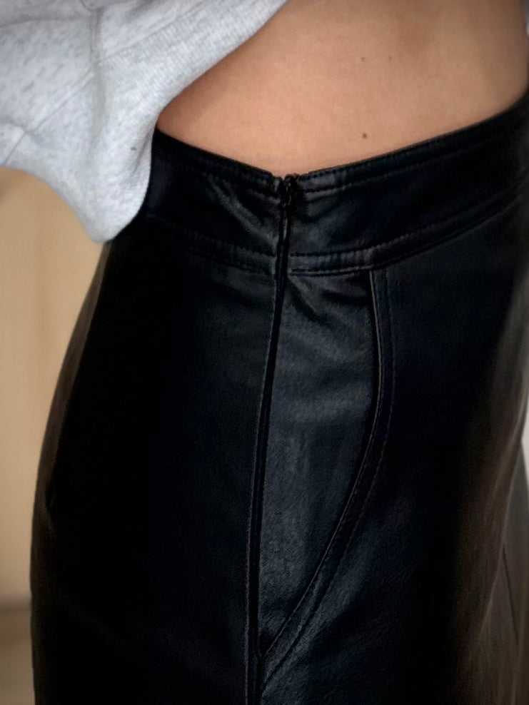 Détail du zip latéral sur jupe noire SIRENE