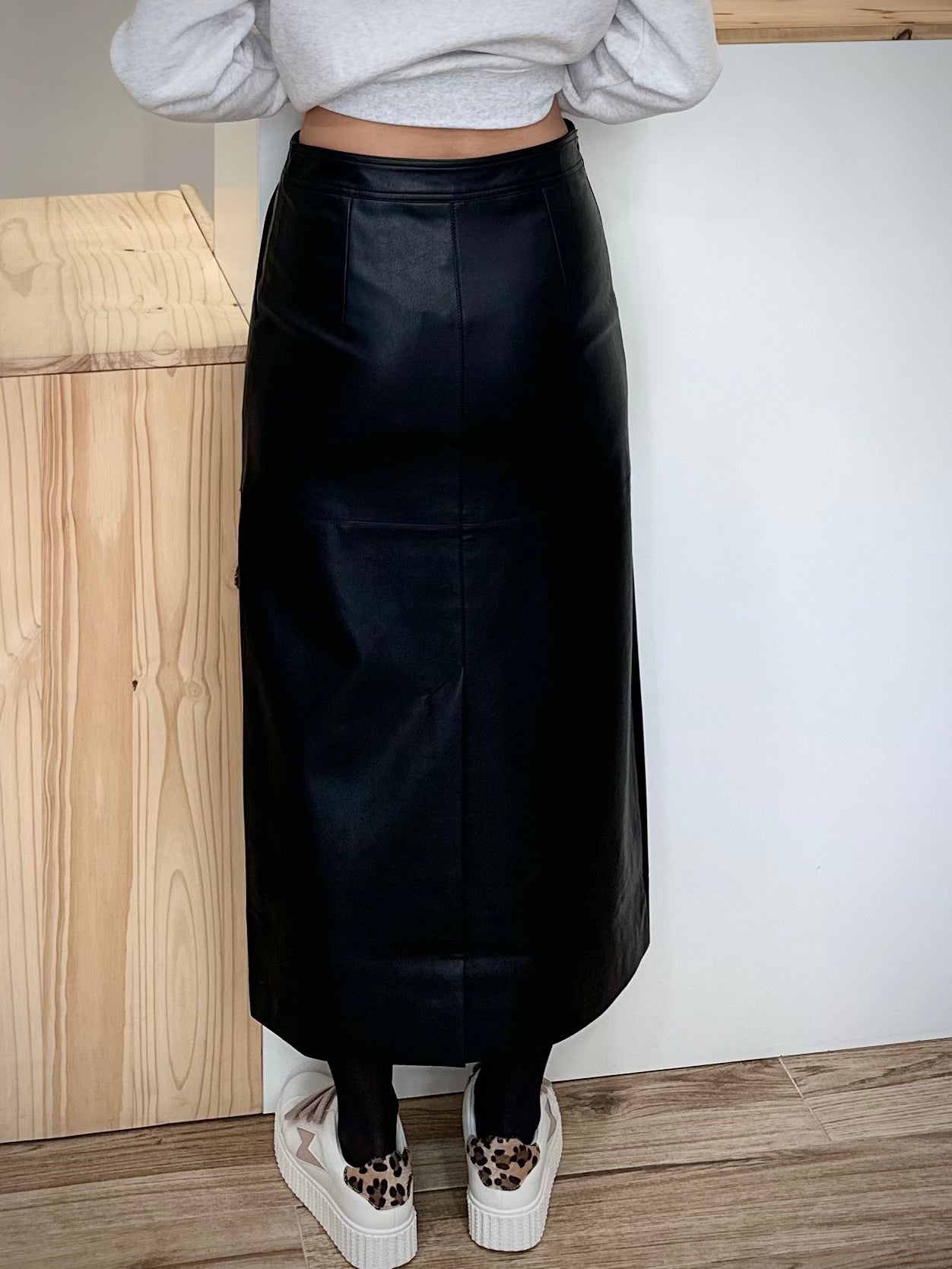 Vue de dos jupe midi noire élégante femme