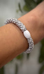 Elastique Kknekki argent métallisé porté comme bracelet sur poignet femme