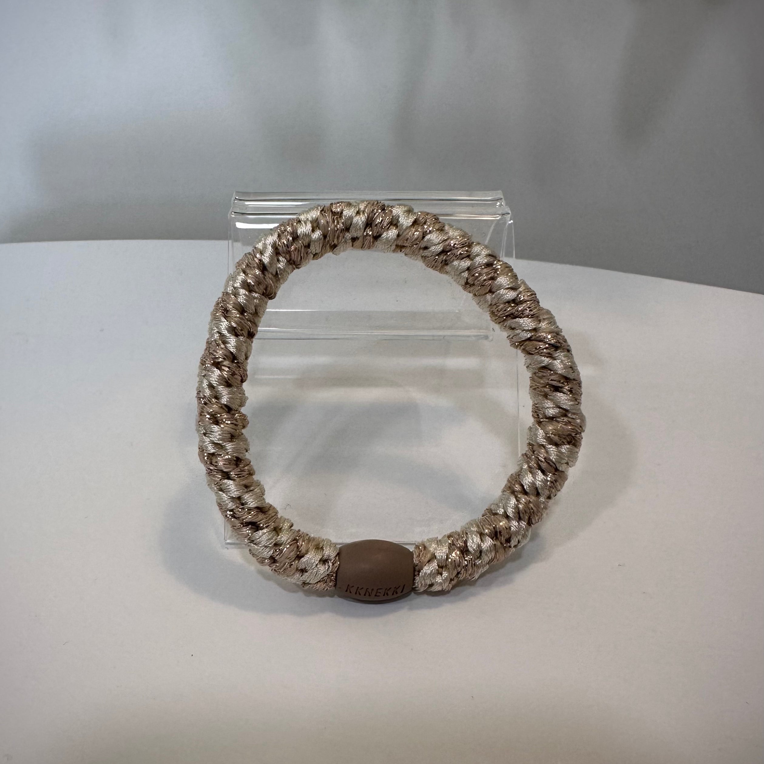 Gros plan élastique Kknekki ivoire beige pailleté
