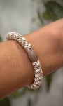 Elastique Kknekki pailleté ivoire beige porté comme bracelet sur poignet femme