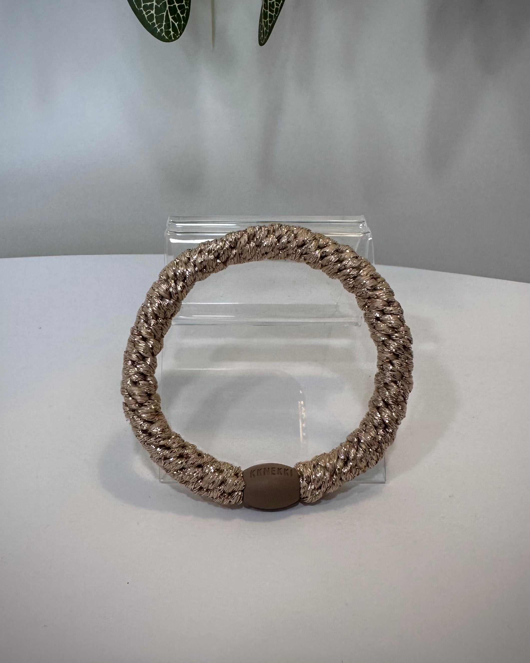Gros plan élastique Kknekki beige pailleté
