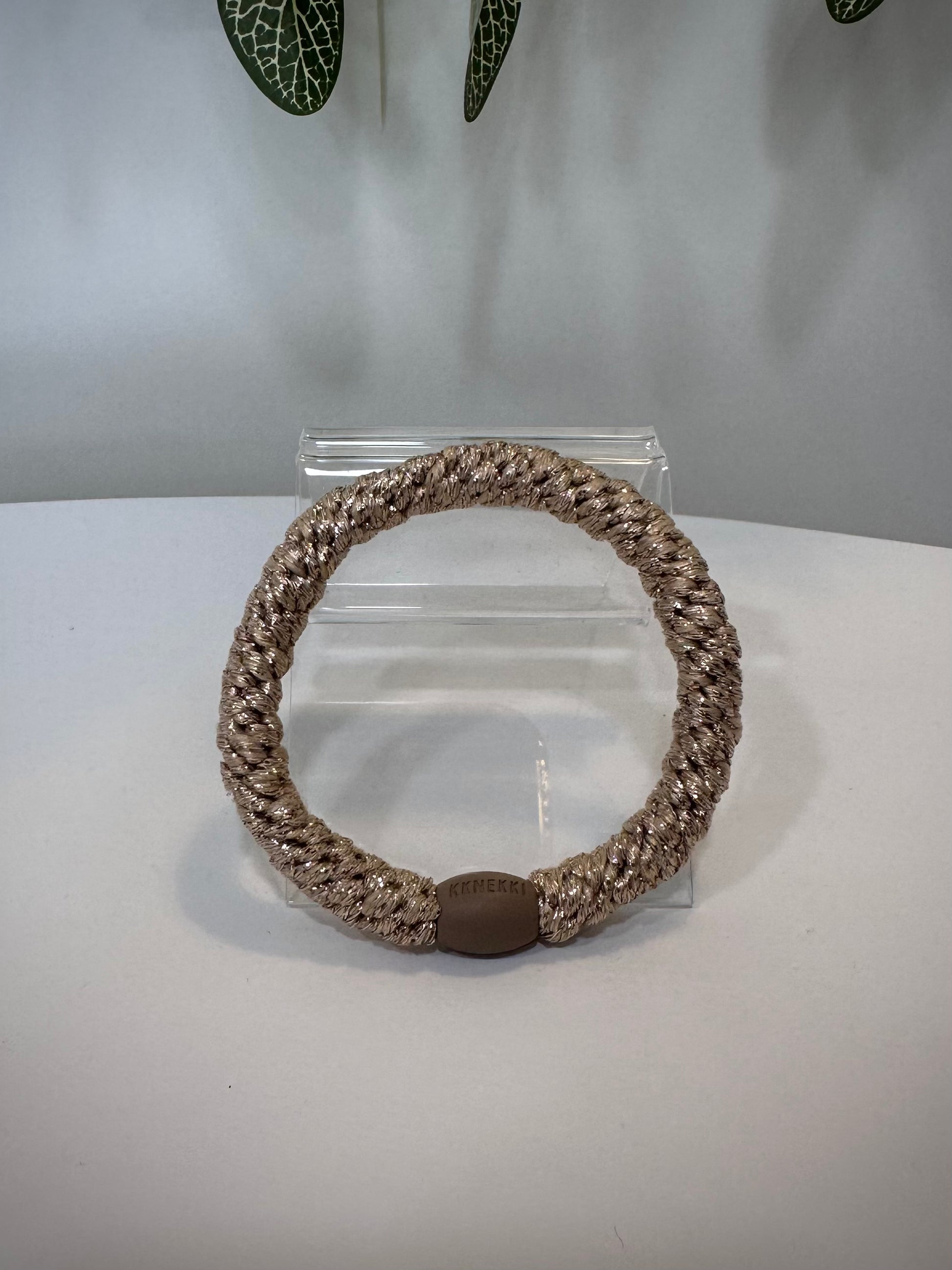 Gros plan élastique Kknekki beige pailleté