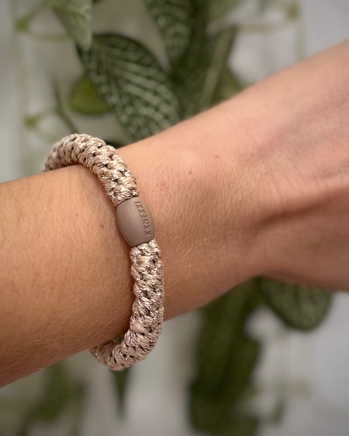 Elastique Kknekki beige pailleté porté comme bracelet sur poignet femme