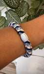 Bracelet Kknekki velours bleu et blanc au poignet
