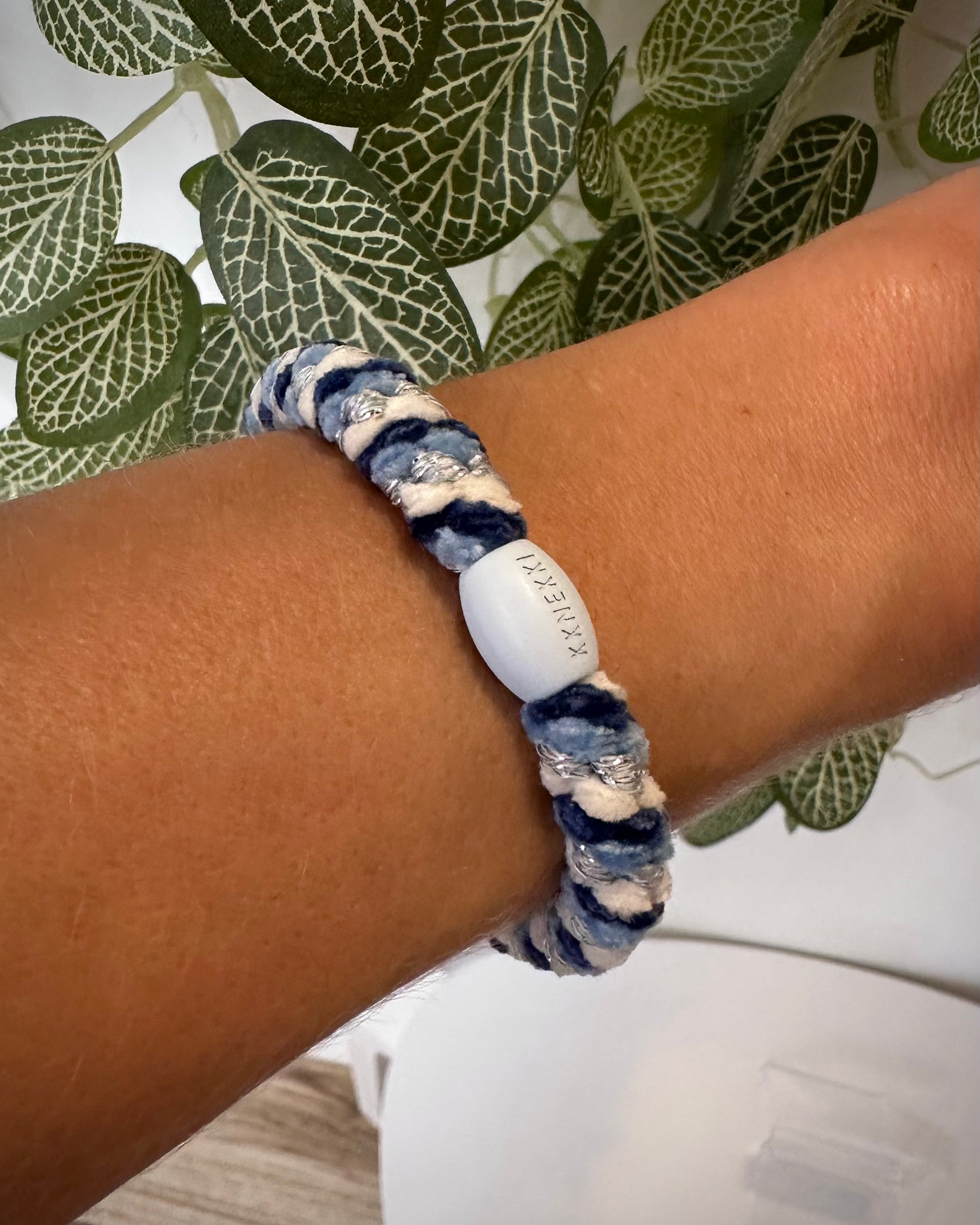 Bracelet Kknekki velours bleu et blanc au poignet
