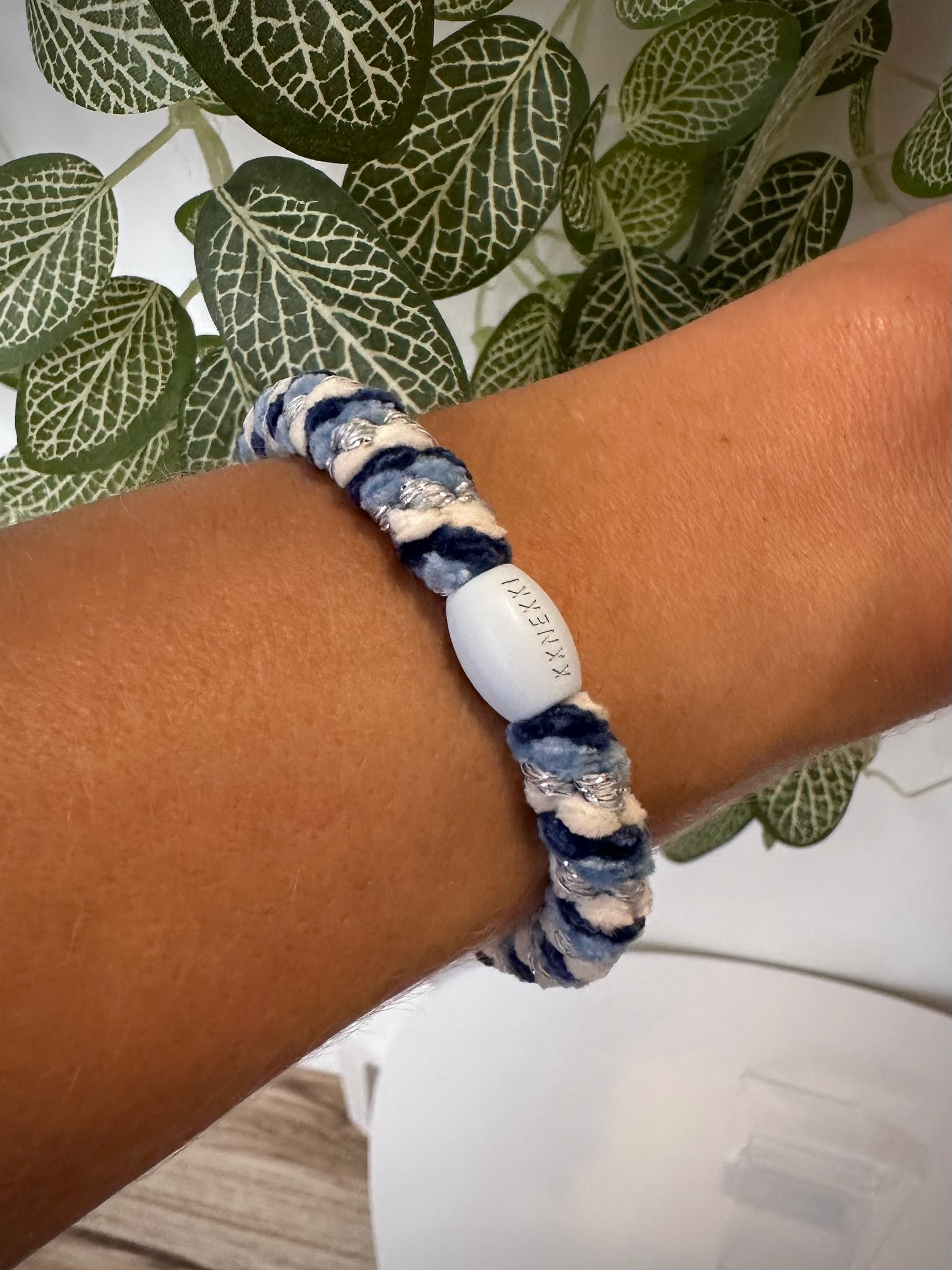Bracelet Kknekki velours bleu et blanc au poignet