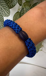 Bracelet Kknekki bleu électrique au poignet
