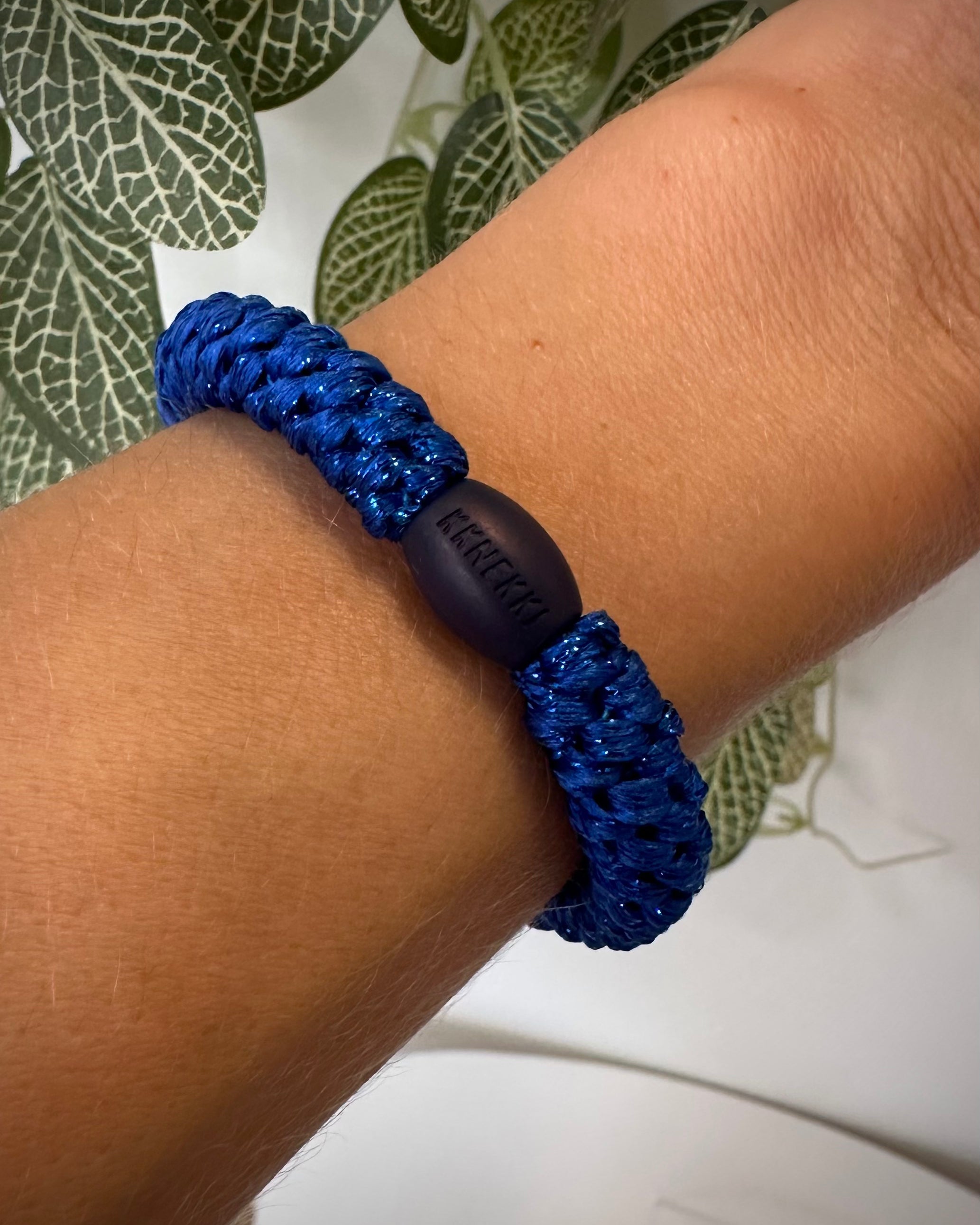 Bracelet Kknekki bleu électrique au poignet